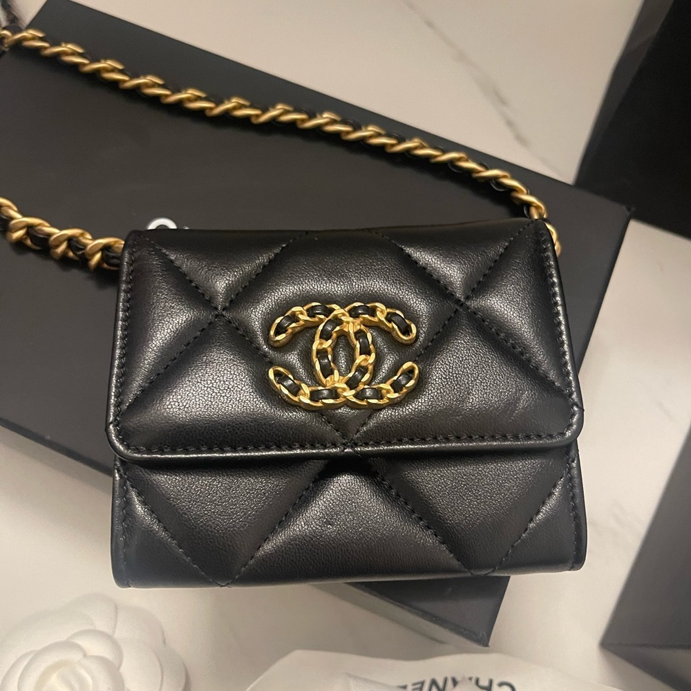Chanel 19 . Mini flap wallet on chain.